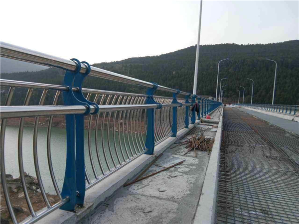 成都不锈钢桥梁护栏的特点及其在桥梁安全中的重要作用